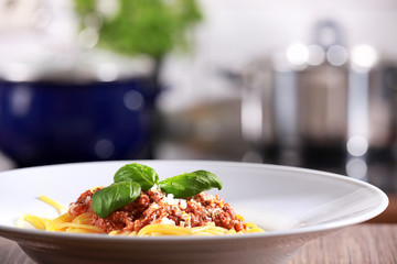 Pasta Bolognese mit Teller und Basilikum Nahaufnahme