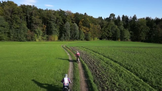 Enduro Motorradfahrer Luftaufnahme 2