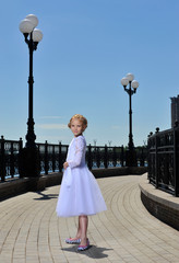 Obraz premium little girl on the street