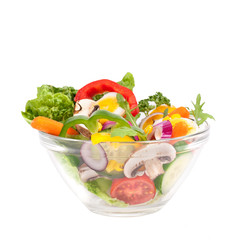 Salat mit frischen Zutaten isoliert