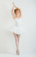 Naklejka premium Portrait of a beautiful girl with fashion makeup - red lips, sty