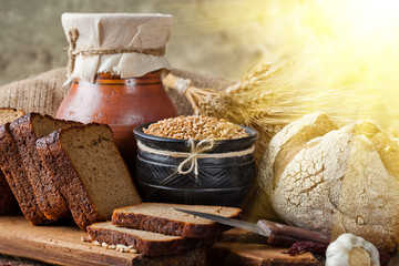 Fototapeta na wymiar Kłosków chleb żytni na starym tle