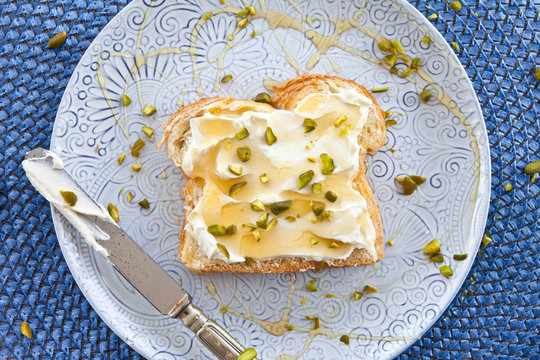 Brioche mit Frischkaese und Honig