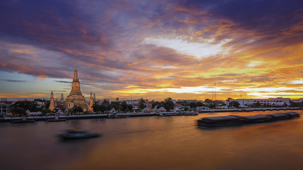 Fototapeta premium Beautiful temple along the Chao Phraya river (Phra Prang Wat Ar