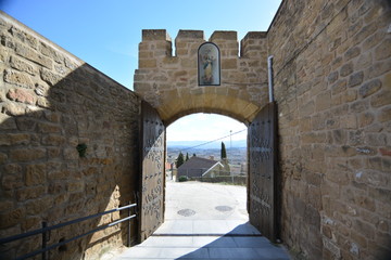 Fototapeta na wymiar Drzwi ściany Laguardia (Rioja, Alava)