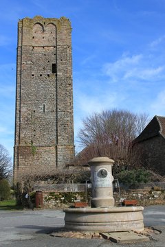 Donjon et fontaine de Ch&acirc;teau-Chervix (Haute-Vienne)