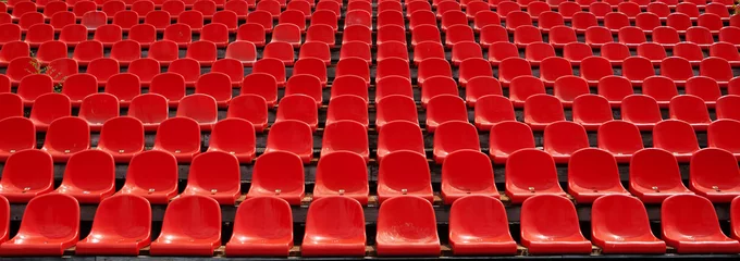 Foto auf Acrylglas Fußball Reihen von roten Fußballstadionssitzen mit Zahlen.
