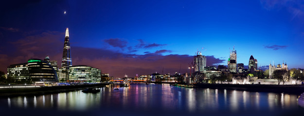 Fototapeta na wymiar Londyn skyline panorama w nocy, Anglia UK. Wieża Londo