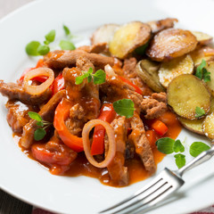Paprika-Soja-Gulasch mit Bratkartoffeln