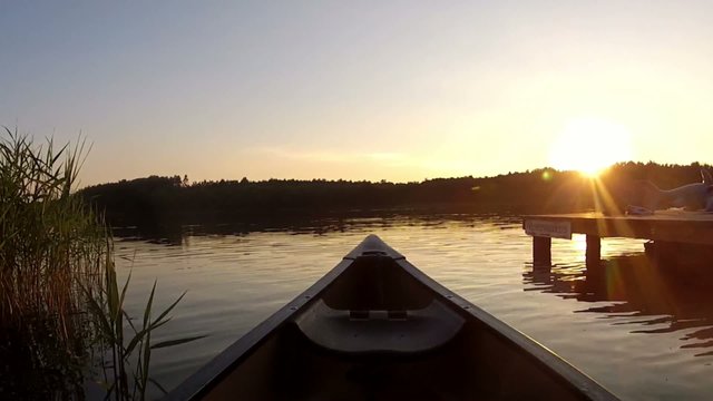 Kanufahrt am See - Kanutour im Sonnenuntergang