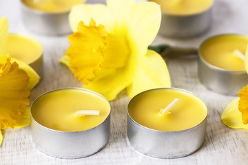 Obraz na płótnie Canvas spring daffodils and candles