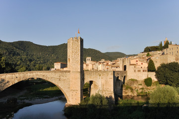 Fototapeta na wymiar Puente románico de Besalú, Girona (España)