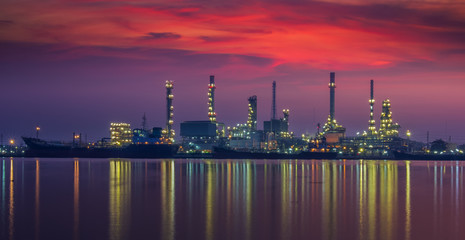 Naklejka premium Oil refinery