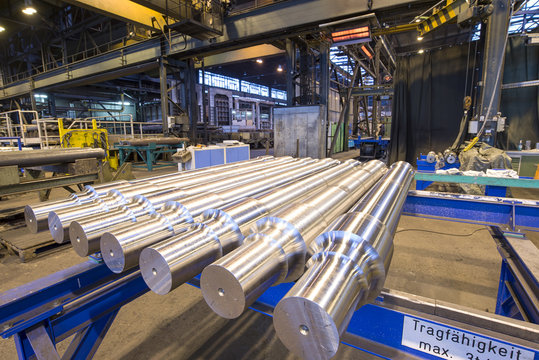 Stahlwellen in Produktionshalle