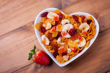 Gesundes Müsli mit Früchten