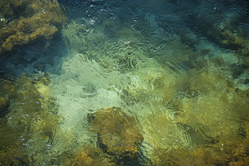 onde di torrente come pennellate su tela