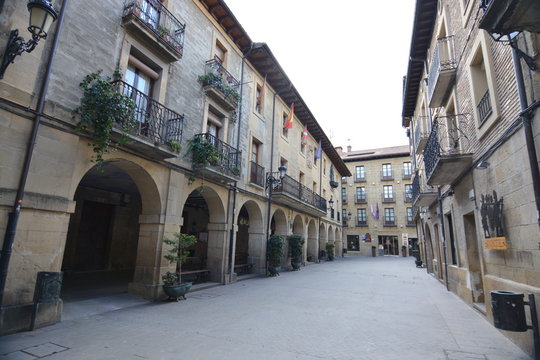 Edificios en las calles de pueblo tipico Laguardia