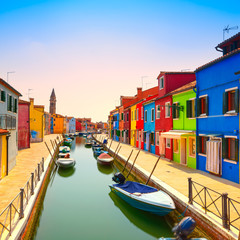 Obraz premium Punkt orientacyjny Wenecji, kanał na wyspie Burano, kolorowe domy i łodzie,
