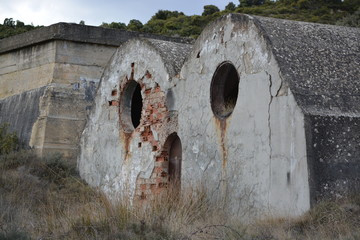 refugio de piedra abandonado