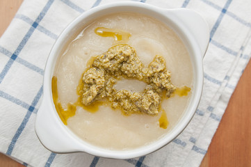 Cremesuppe mit Pesto