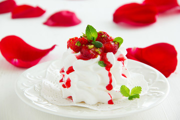 Meringue 'Pavlova' with strawberries and strawberry sauce.