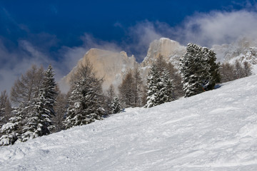 Obraz premium Snow, Peaks and Clouds