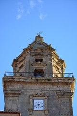 Campanario con reloj en iglesia de Alava (Elvillar)