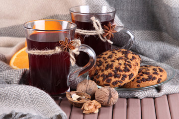 Mulled wine with oranges and cookies