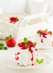 Meringue 'Pavlova' with strawberries and strawberry sauce.