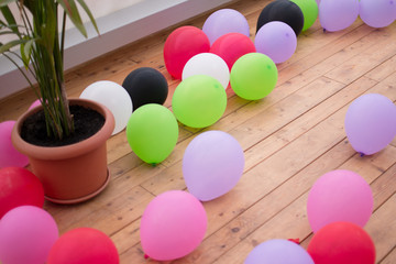 bunte Luftballons auf Dielenfu&szlig;boden
