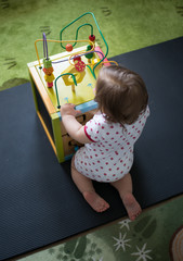 Kleinkind und Motorikw&uuml;rfel