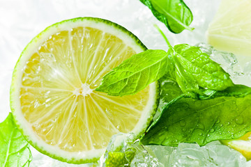 lime pieces and leaves of mint with ice