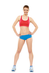Frau in Fitnessoutfit rot blau