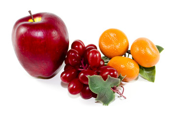 Plastik Obst auf weißem Hintergrund