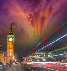Fototapeta na wymiar Londyn. Westminster Bridge i światła samochodu o zmierzchu