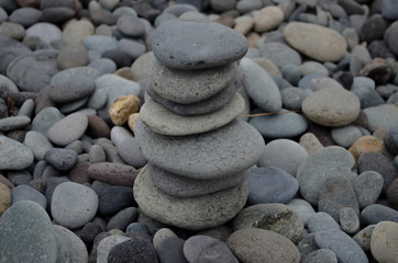 Fototapeta na wymiar Stone pyramid o the beach