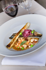 Filet de maquereau, poireau grillé et haricots blancs