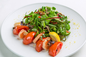 Grilled prawns with tomatoes and salad