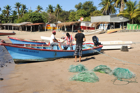 Lobster fisherman on the beach of Los Cobanos