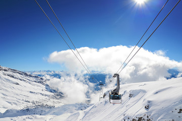 Fototapeta na wymiar Luftseilbahn Skigebiet Flims