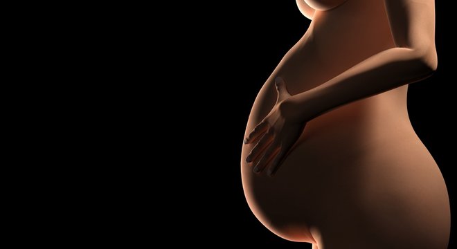 Donna in gravidanza su sfondo nero