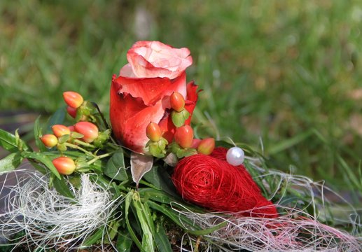 Liebe &uuml;ber den Tod hinaus - Trauergebinde auf Urnengrab