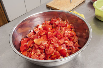 Zerstückelte Tomaten in einem Metallgefäss, Schweiz
