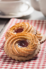 Ochsenaugen auf einem gedeckten Tisch