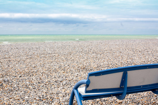 Face &agrave; la plage de galets de Criel sur Mer en Seine Maritime