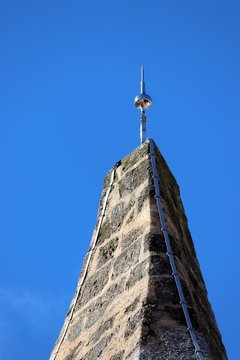 Toit triangulaire d'une chapelle &agrave; Aubagne en Provence