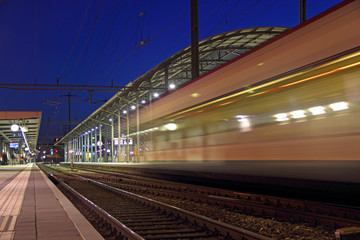 bahnhof bei nacht in olten