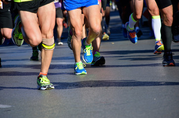 Fototapeta na wymiar Maraton wyścig, ludzie nogi na drodze, sport concept