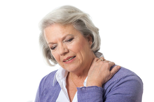 Frau mit Nackenschmerzen