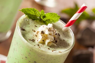 Photo sur Plexiglas Milk-shake Milk-Shake rafraîchissant aux pépites de chocolat et à la menthe froide